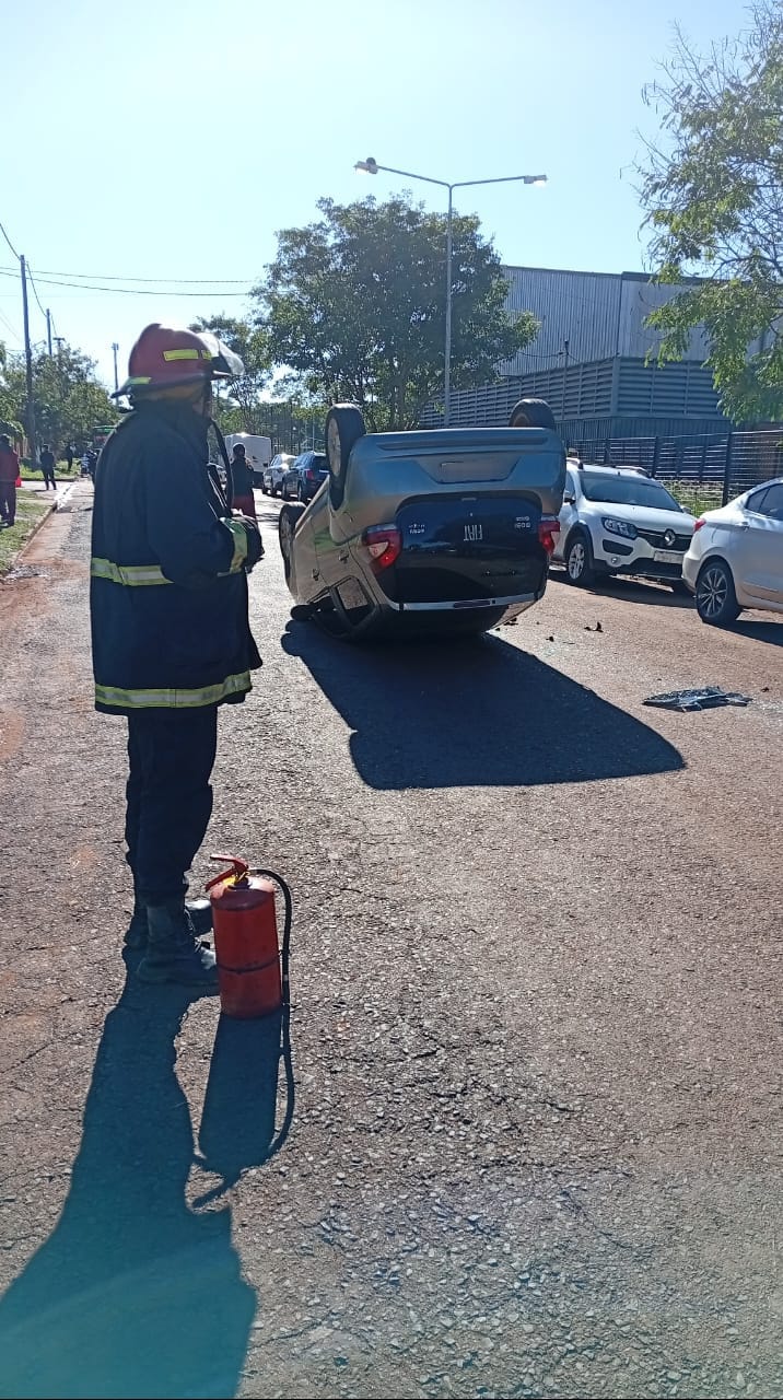 Se le cayó el mate, se distrajo y volcó el auto en Posadas 2